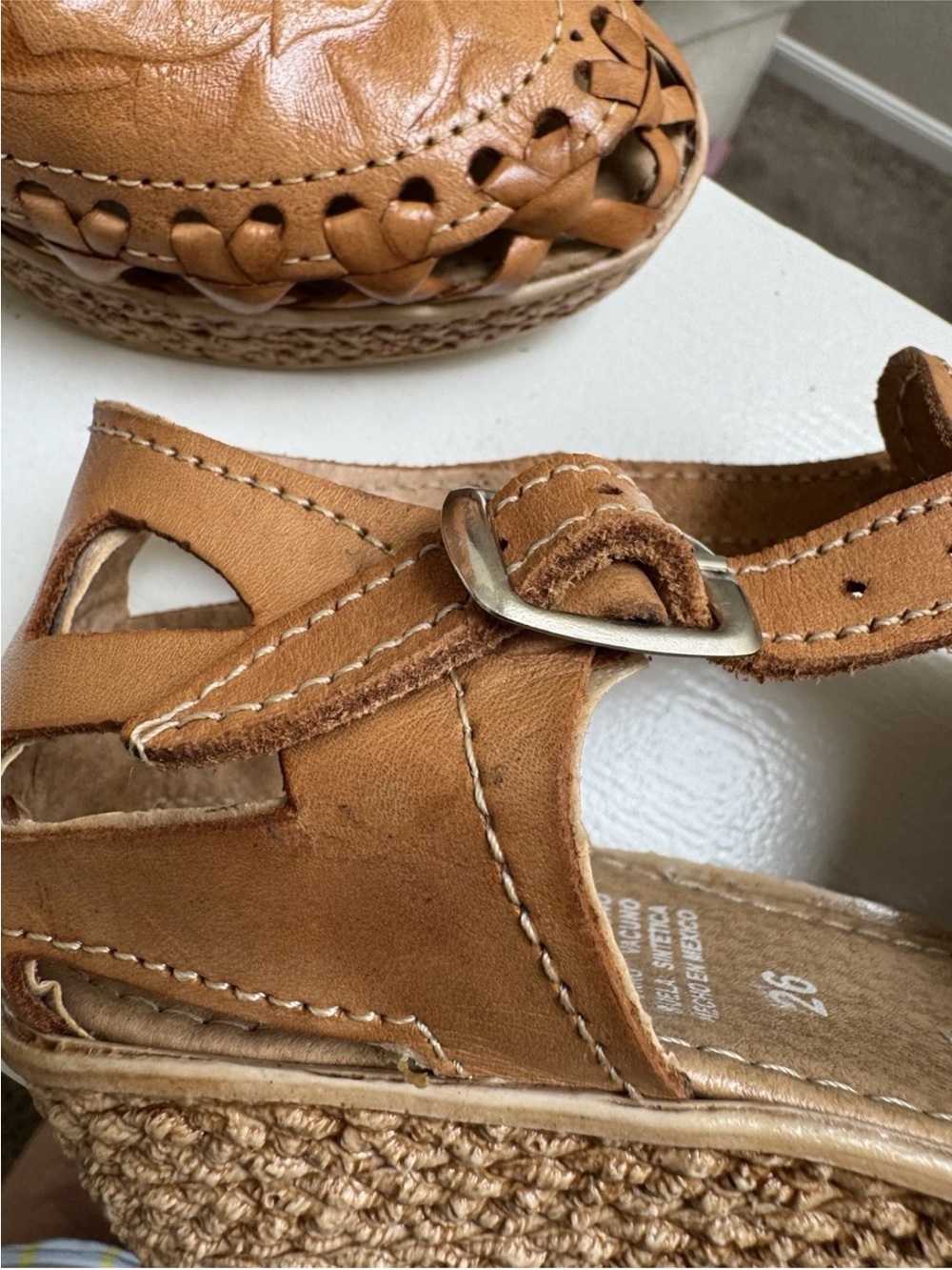 Armandos Leather Huarache Wedge Sandals Tan Rose Embossed Size 9 26 Mexican Boho - Picture 10 of 12